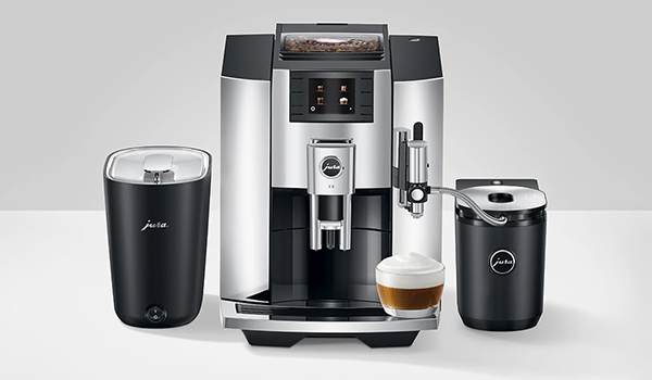 Une machine à café JURA avec ses accessoires  