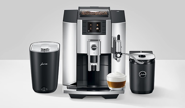 Een JURA koffiemachine met bijbehorende accessoires